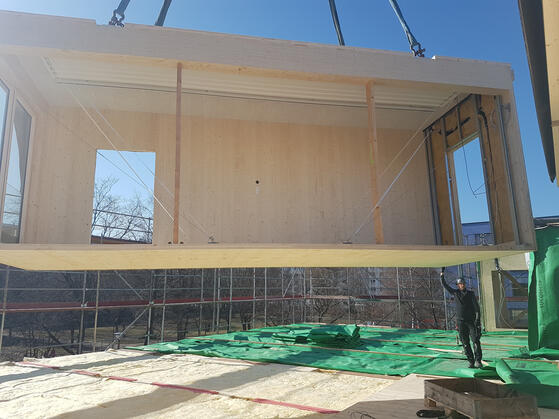 Holz-MEB in Berlin. Die vorgefertigten Teile werden vor Ort zusammengebaut. Hier im September 2021 auf dem Gelände der Grizimek-Schule in Spandau. Foto: Senatsverwaltung für Stadtentwicklung