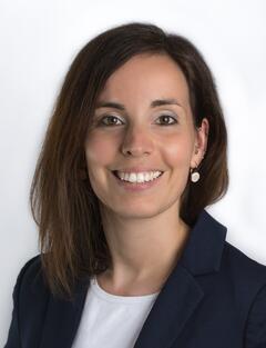Prof. Dr. Julia Asbrand  ist Kinder- und Jugendlichenpsychotherapeutin. Ihr Forschungsschwerpunkt liegt seit 2010 auf (Sozialen) Angststörungen im Kindes- und Jugendalter und Aufmerksamkeitsstörungen. Seit April 2020 ist sie Professorin an der Humboldt-Universität zu Berlin. Seit Juni 2021 leitet sie die Spezialambulanz für Kinder, Jugendliche und Familien an der Hochschulambulanz.