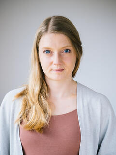 Nadine Vietmeier, M.Sc. ist Psychologische Psychotherapeutin für Kinder, Jugendliche und Erwachsene. Seit 2020 arbeitet sie in einer eigenen Praxis und ist wissenschaftliche Mitarbeiterin im Team von Prof. Dr. Julia Asbrand an der Humboldt-Universität.