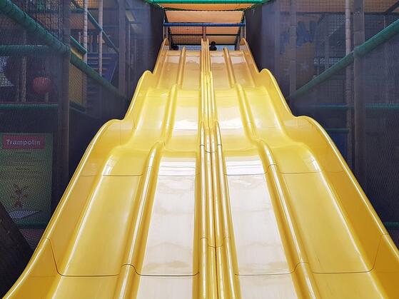 Indoor toben: spielen, klettern, bouldern